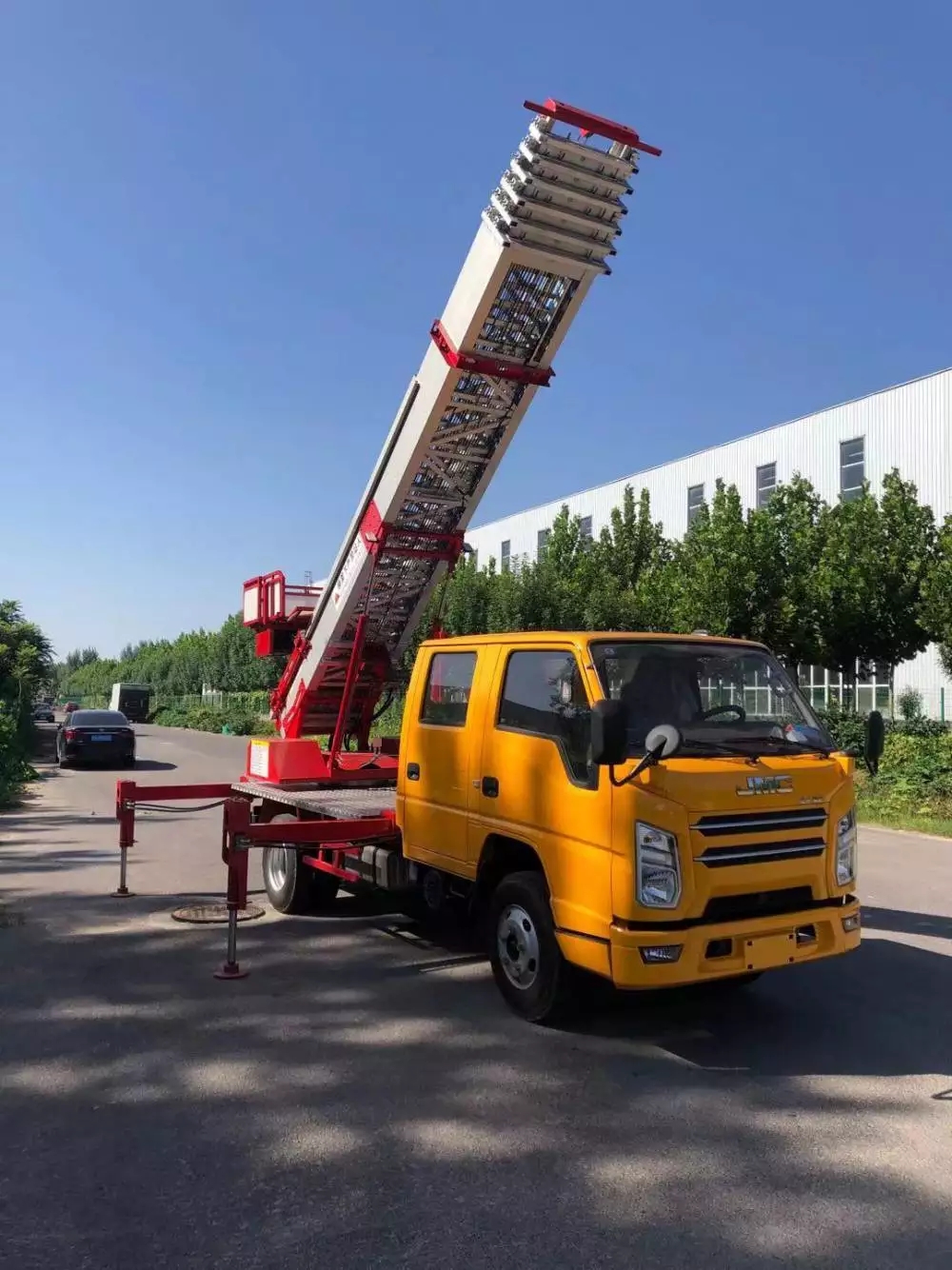 盐城亭湖附近的云梯车出租服务：轻松解决高空作业需求